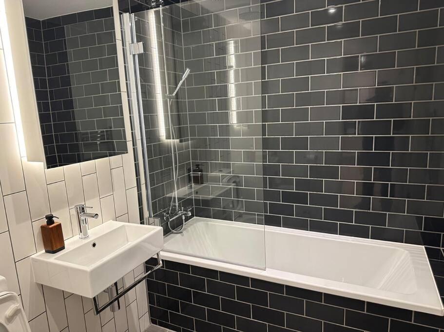 Spacious Modern 1 Bed Apartment. لندن المظهر الخارجي الصورة